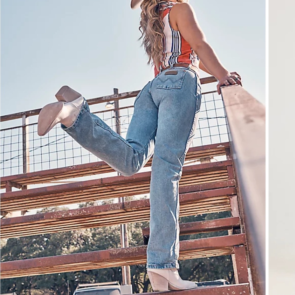 WOMEN'S WRANGLER® COWBOY CUT® SLIM FIT JEAN IN ANTIQUE WASH